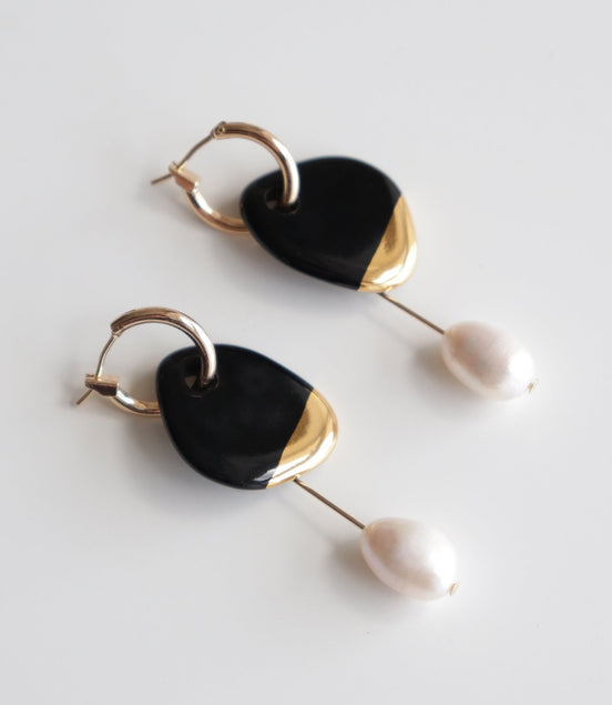 Arp Pearl And Porcelain Earrings - Black