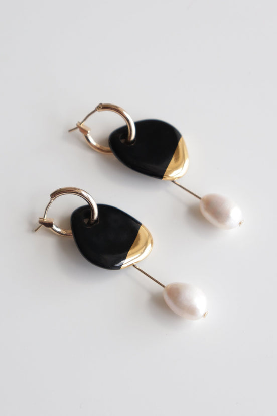 Arp Pearl And Porcelain Earrings - Black